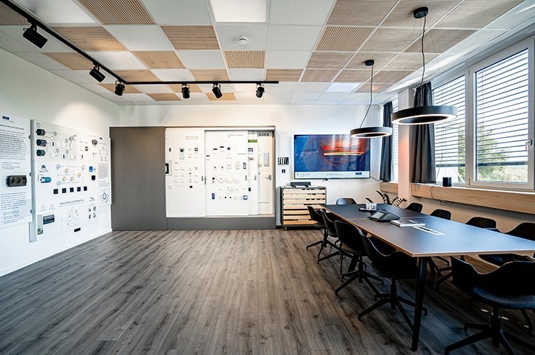 Gemütlicher, moderner Showroom: Raum für inspirierende Kundenmeetings zu KNX-Lösungen