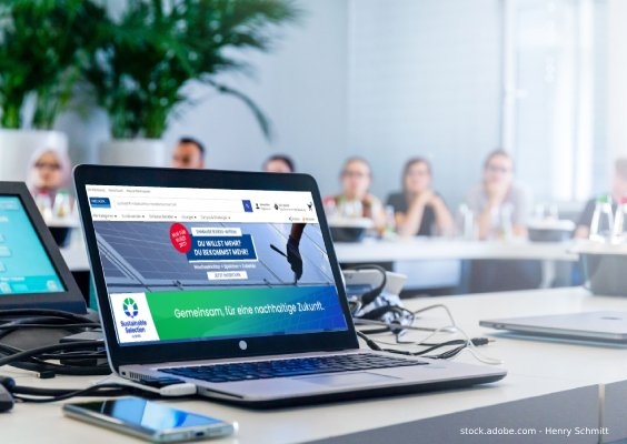 Laptop mit Rexel Germany Webshop