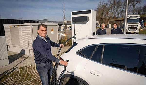 René Bos van Bos Elektrotechniek bij DC-laadstation van EVBox