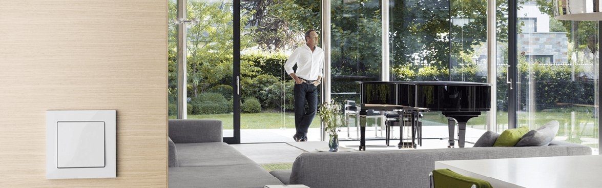 Merten schakelmateriaal met cradle to cradle zilver certificaat, getoond in een woonkamer