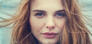 Vrouw die geniet van de frisse lucht van ECOAIR