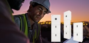 Bouwvakker werkend in de avond, met afgebeeld de Eaton xStorage