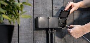 buiteninstallatiemateriaal zwart van Niko aan de tuinmuur