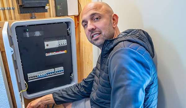 De installateur bij de meterkast