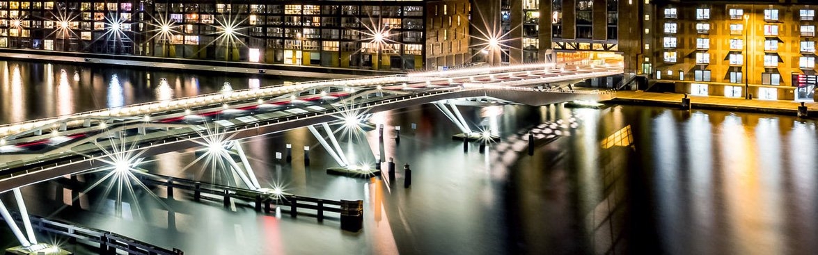 Een verlichte stad in het donker