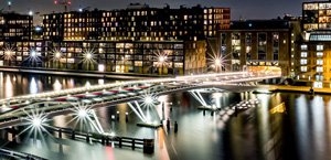 Een verlichte stad in het donker