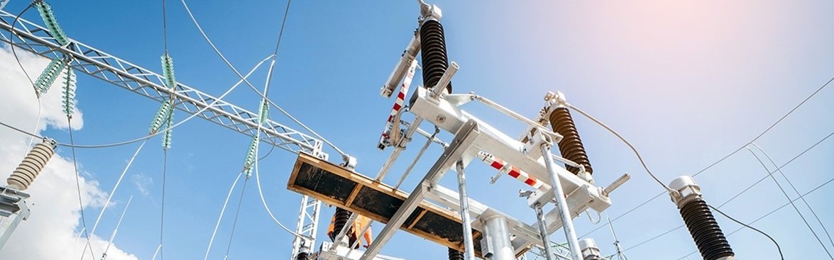 Blauwe lucht met afgebeeld elektra 