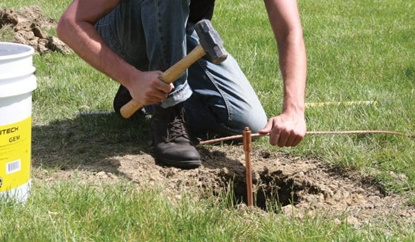 Het aanleggen van mechanische verbindingen van ERICO in de grond