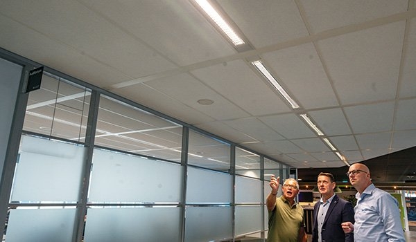 Cor Arbeider, Rik Mens en Marcel de Roos onder de armaturen. 