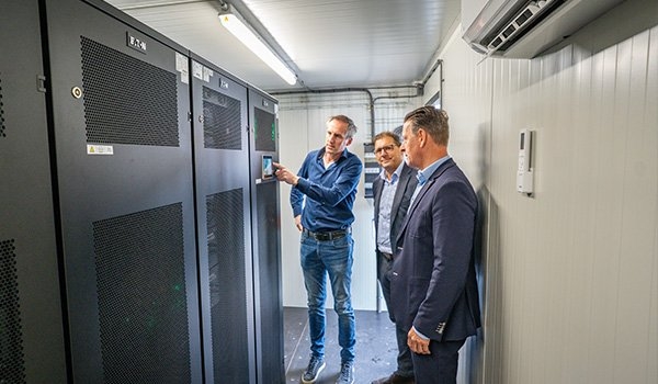 Marcel, Martijn en Evert-Jan bij de elektrische installatie