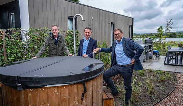 Marcel, Martijn en Evert-Jan bij een jacuzzi