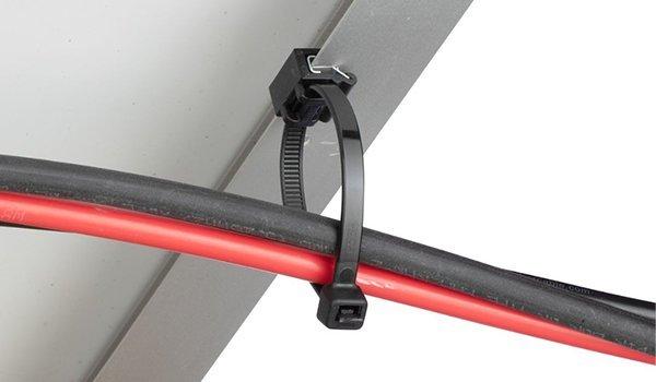 Een kabelbinder van Panduit die de kabels op zijn plek houdt