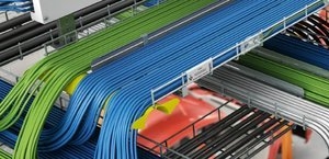 Kabels in een mini draadgoot van Stago