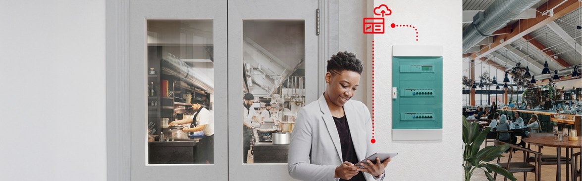 Persoon die gebruik maakt van het InSite systeem van ABB in een restaurant