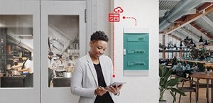 Persoon die gebruik maakt van het InSite systeem van ABB in een restaurant