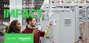 Twee personen in een industriële omgeving bezig met PanelSet van Schneider Electric