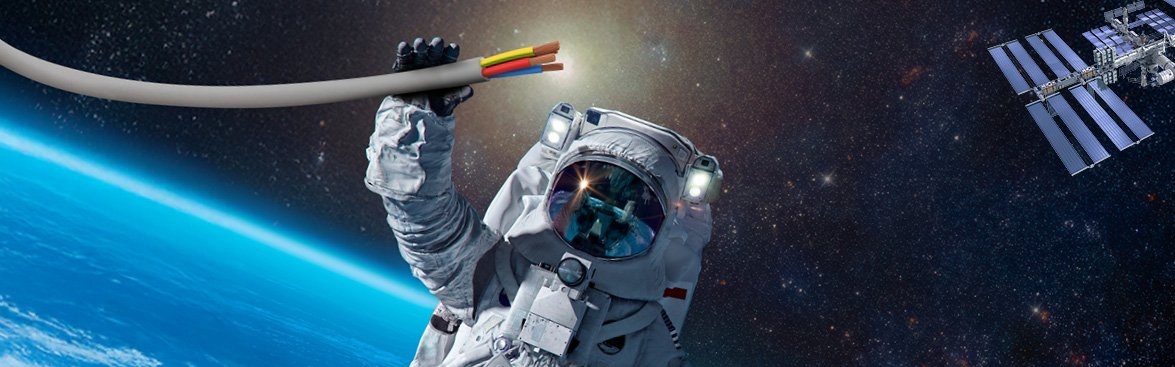 Astronaut in de ruimte met de kabels van DEKRA