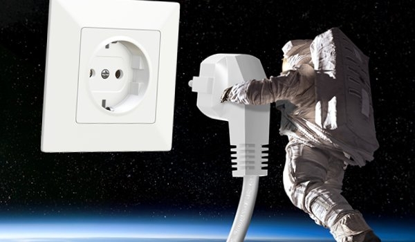 Astronaut met stopcontact in de ruimte