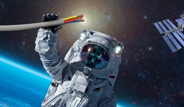 Astronaut in de ruimte met de kabels van DEKRA