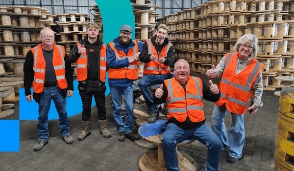 Werknemers van Draka en EMKO waar kabelhaspels refurbished worden