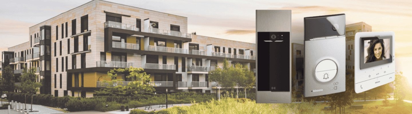 Woongebouw met daar de deurcommunicatie van Legrand afgebeeld