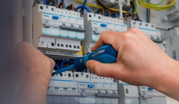 Hager Vision groepenkast met schroevendraaier. 