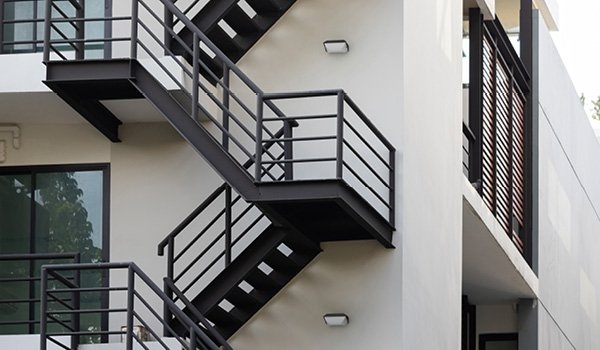 Noodverlichting bij een Noodtrap