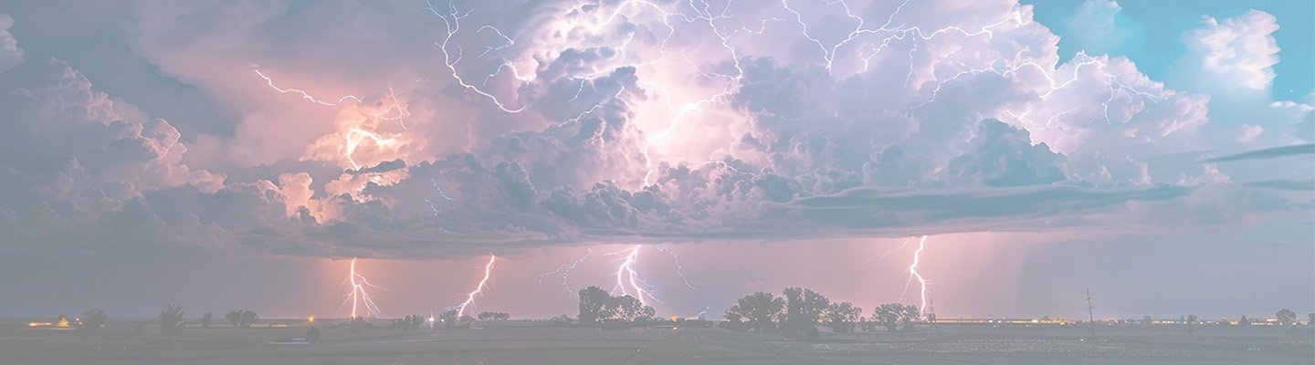 Bliksem uit donkere wolken aan de lucht