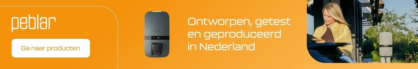 Peblar laadstation met de tekst ontworpen, getest en geproduceerd in Nederland op een oranje achtergrond