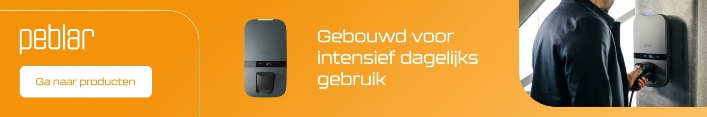 Peblar laadstation met de witte tekst gebouwd voor intensief dagelijks gebruik op een oranje achtergrond
