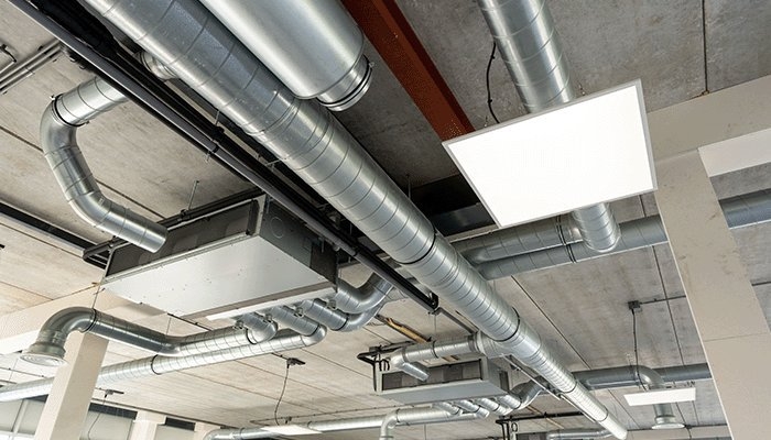 Buizen van een ventilatiesysteem aan het plafond