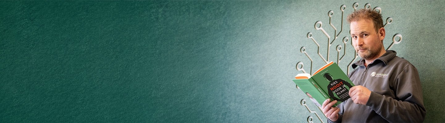 Meindert Engberts van Engberts Elektrotechniek leest zijn eigen boek