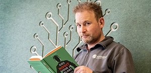 Meindert Engberts van Engberts Elektrotechniek met zijn eigen boek