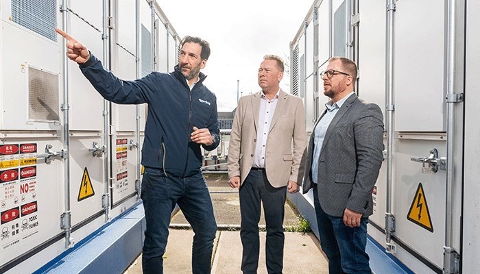 Jorg van Maris van Rexel, Suleyman Celik van Eggerding Energy en Jacco Vos van Wattkraft bij het batterijsysteem