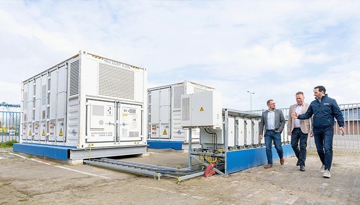 Jorg van Maris van Rexel, Suleyman Celik van Eggerding Energy en Jacco Vos van Wattkraft in de Amsterdamse haven