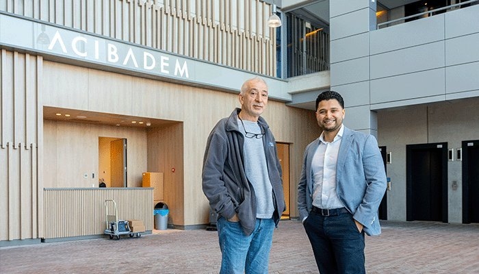 Adnan Ozuberk van Özelektrik en Edgar Salazar van Rexel in het nieuwe Medical Center