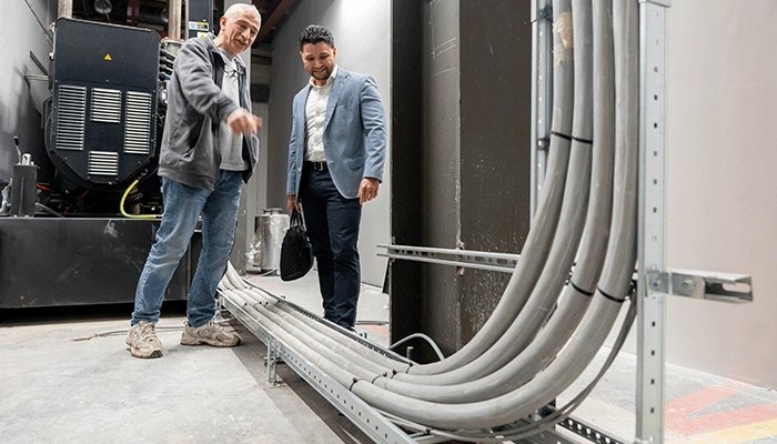 Adnan Ozuberk van Özelektrik en Edgar Salazar van Rexel bij databekabeling 