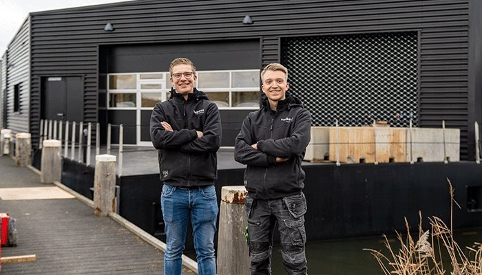 Jacco Velkers van Velkers Systems en accountmanager Fernando Klomp bij het boothuis