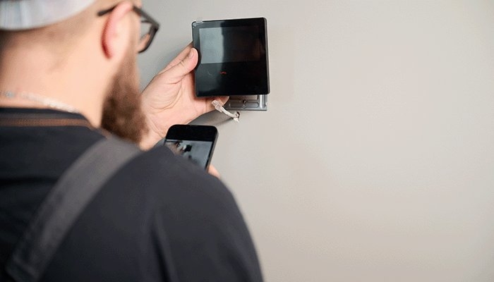 Installateur installeert smart home-systeem