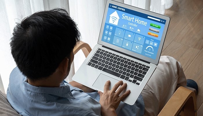 Een persoon installeert programma's op de laptop voor een smart home