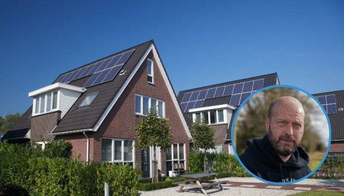 Een foto van Raimond Looye, manager Energy Solutions van Rexel, geïntegreerd in een foto van een huis met zonnepanelen.