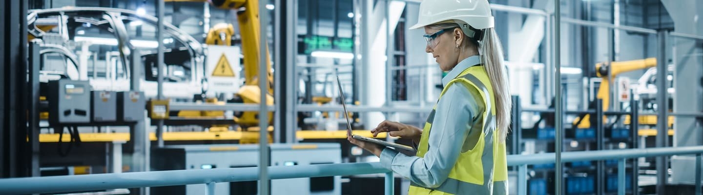 Vrouwelijke installateur bezig met een ABB VMS systeem