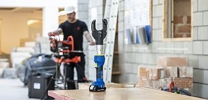 De HK Electric Klauke hydraulische kniptang op een werkplaats