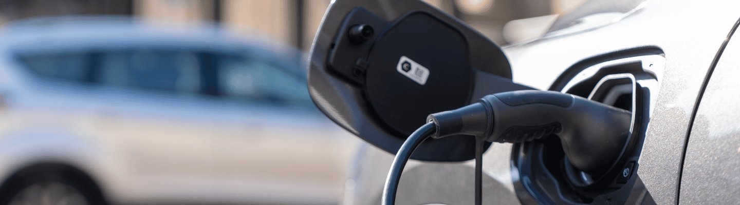 Auto die staat op te laden aan een laadstation