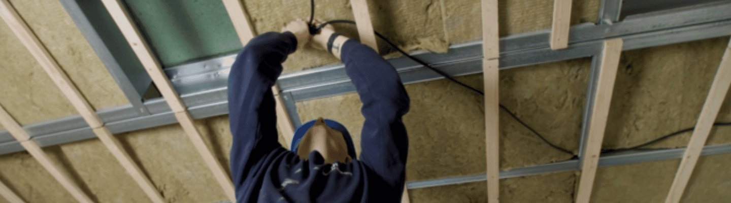 Installateur bezig met een project