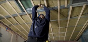 Installateur aan het werk op een project