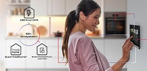 Persoon die het slimme systeem van ABB gebruikt op een tablet