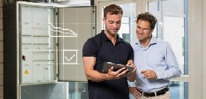 Personen bezig met een energiemanagement systeem