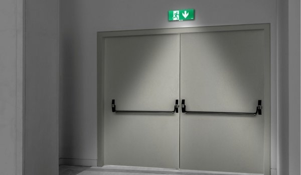 Noodverlichting van Eaton geïnstalleerd boven nooddeuren