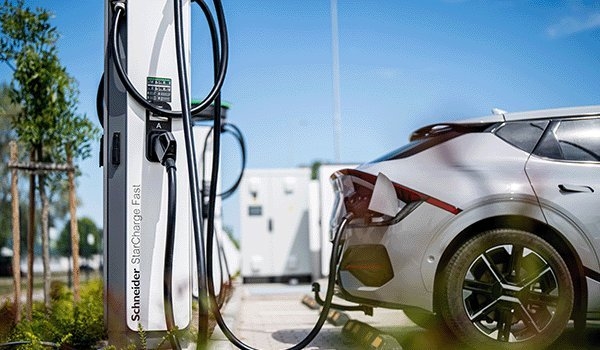 Kia EV6 aan het laden bij een DC-lader van Schneider Electric
